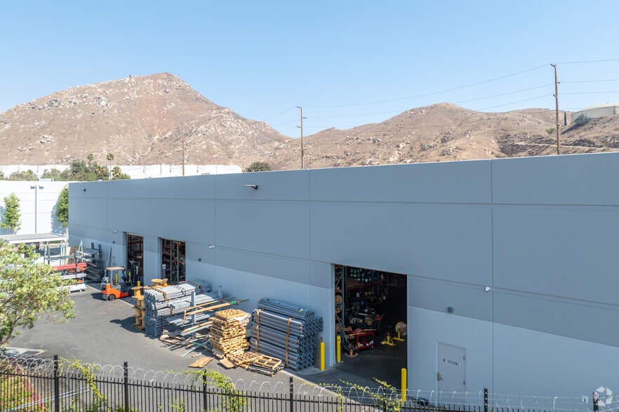 975 Marlborough Ave, Riverside, CA for lease - Building Photo - Image 3 of 4