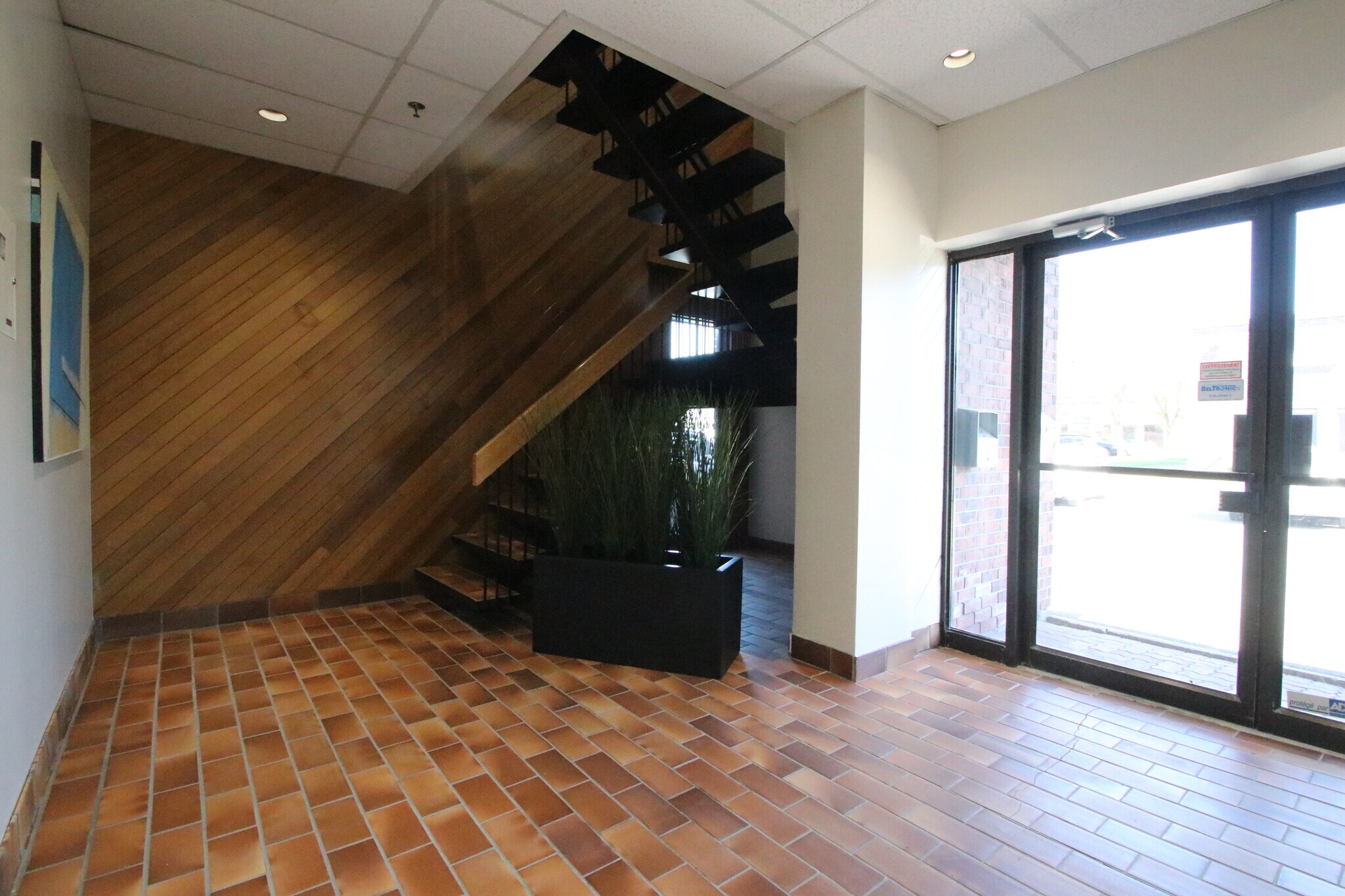 6 Rue De La Place-Du-Commerce, Brossard, QC à vendre Photo intérieure- Image 1 de 1