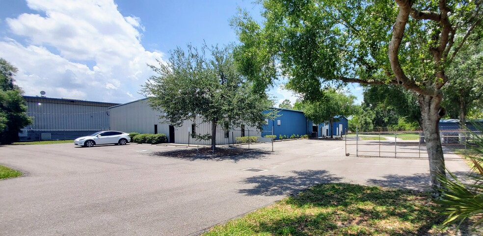 7702 Industrial Ln, Tampa, FL à vendre - Photo du bâtiment - Image 1 de 1