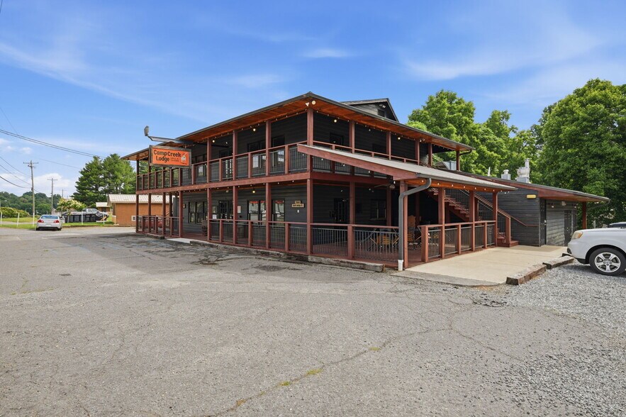 2000 N Bridge St, Elkin, NC à vendre - Photo du bâtiment - Image 2 de 30