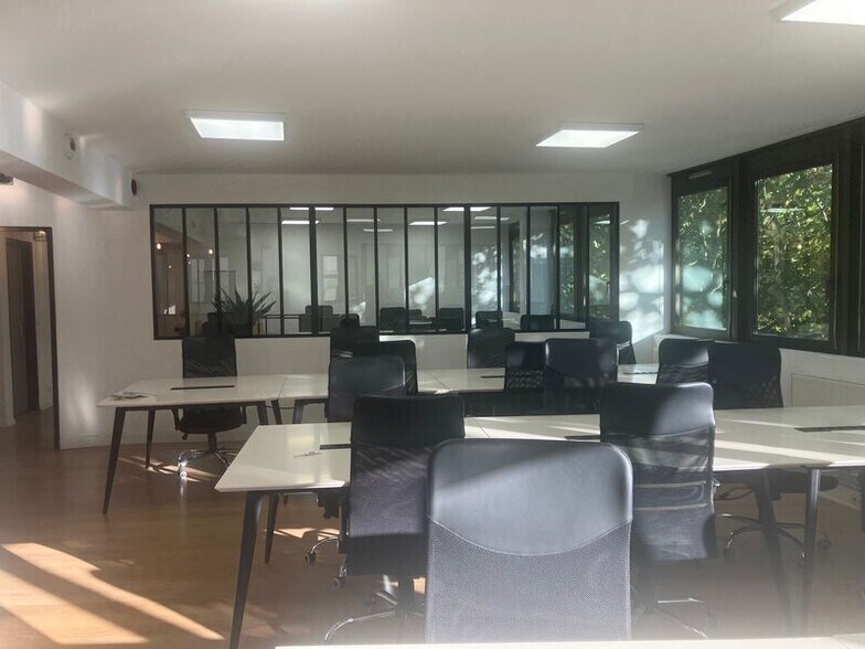 5 Place Du Colonel Fabien, Paris for lease - Interior Photo - Image 2 of 18
