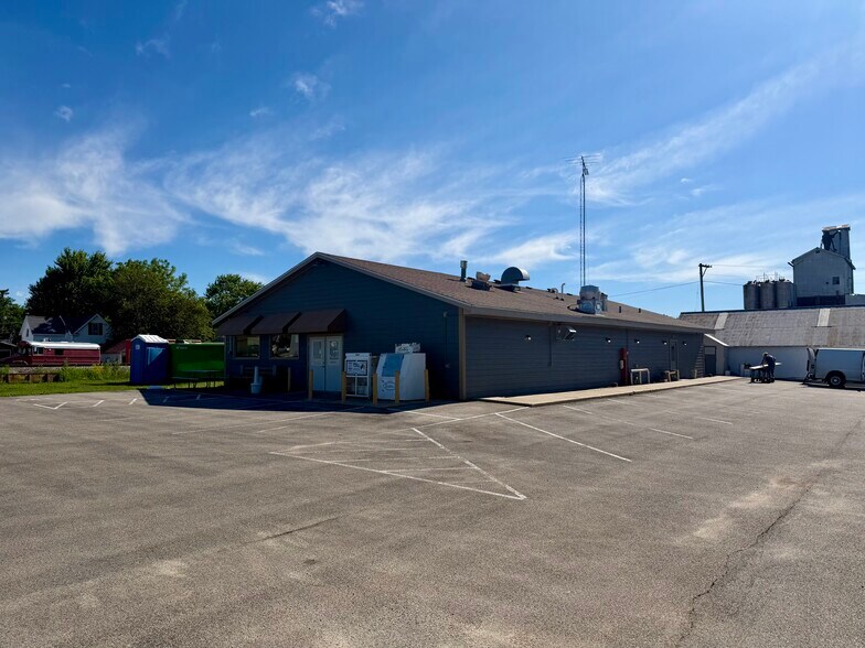 100 E Adams St, Waterman, IL à louer - Photo du bâtiment - Image 1 de 4