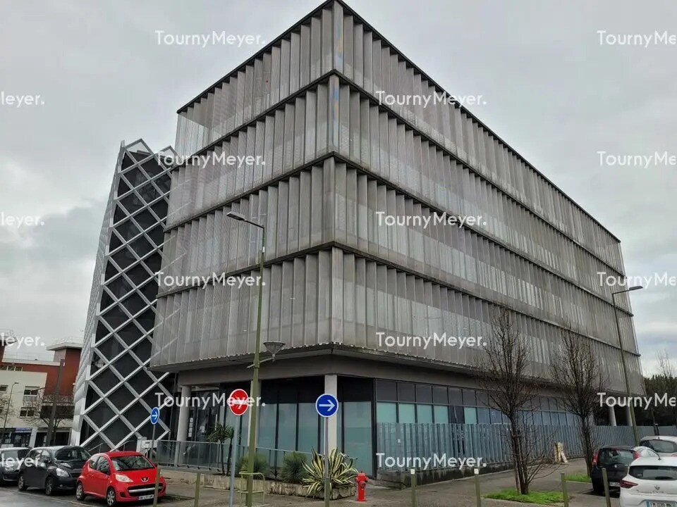 Retail in Lormont for lease Building Photo- Image 1 of 9