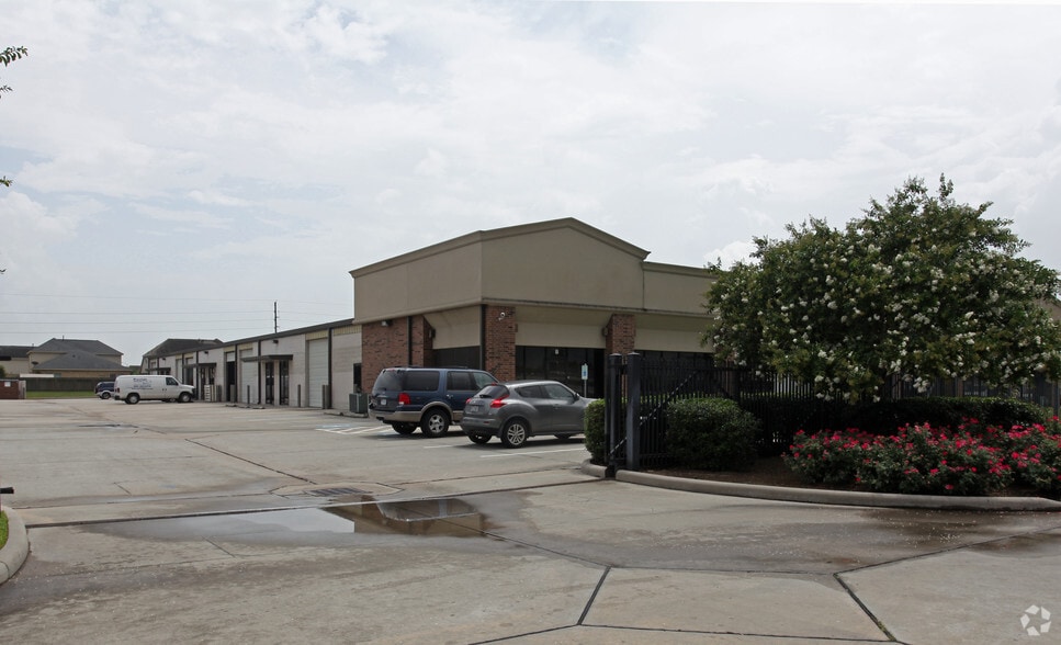 6711 N Sam Houston Pky W, Houston, TX for lease - Building Photo - Image 2 of 11