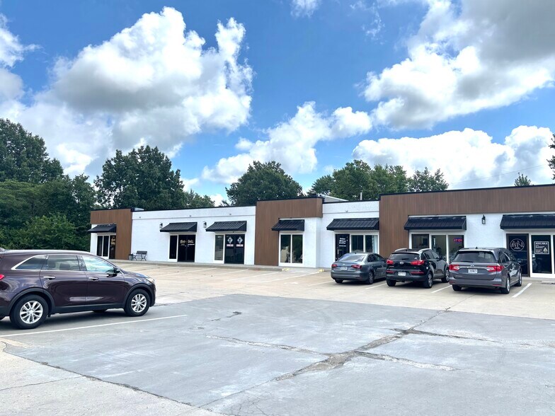 11109-11129 N Oak Tfwy, Kansas City, MO à louer - Photo du bâtiment - Image 2 de 6