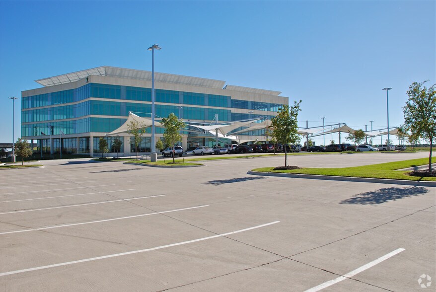 5900 S Lake Forest Dr, McKinney, TX à louer - Photo du bâtiment - Image 2 de 49