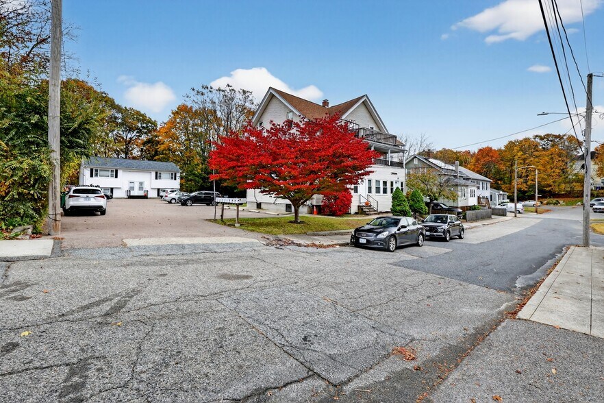 30 Riverdale Ave, West Warwick, RI à vendre - Photo du bâtiment - Image 2 de 9