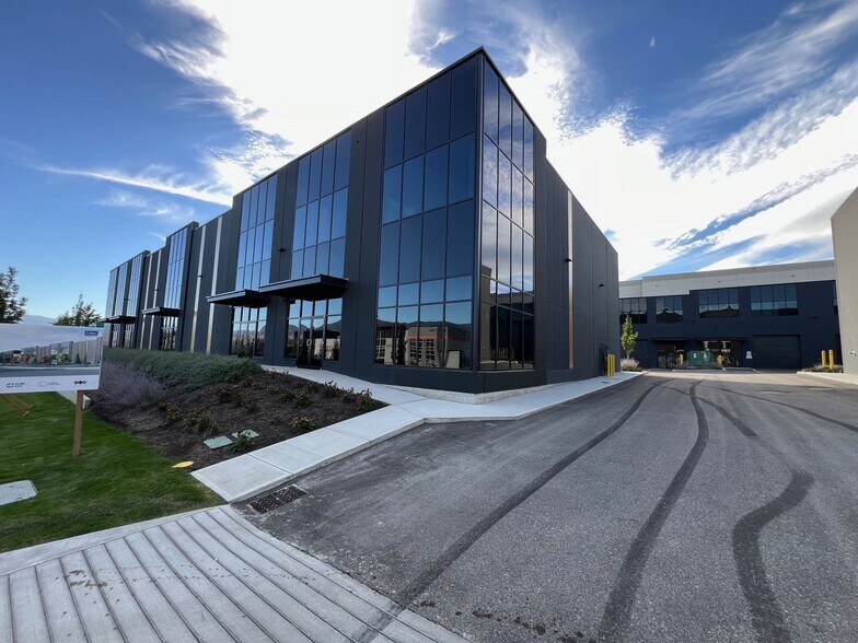 2090 Pier Mac Way, Kelowna, BC à louer - Photo principale - Image 1 de 1