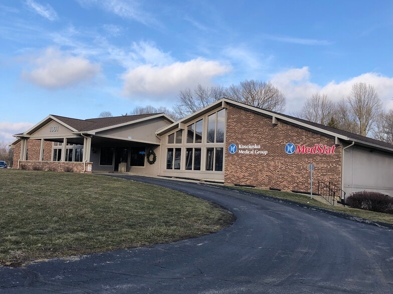 1001 N Main St, Nappanee, IN à louer - Photo du bâtiment - Image 1 de 3