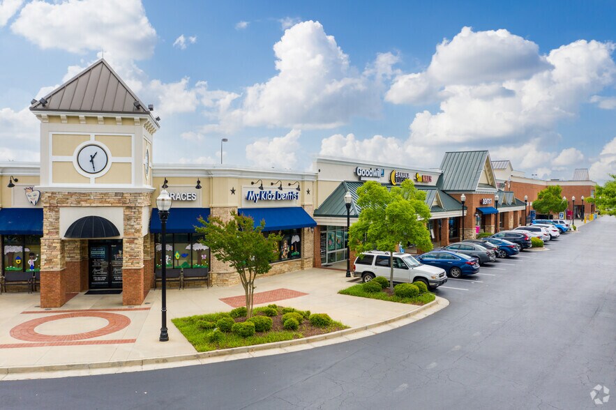 1741-1751 Newnan Crossing Blvd, Newnan, GA à louer - Photo du bâtiment - Image 3 de 7