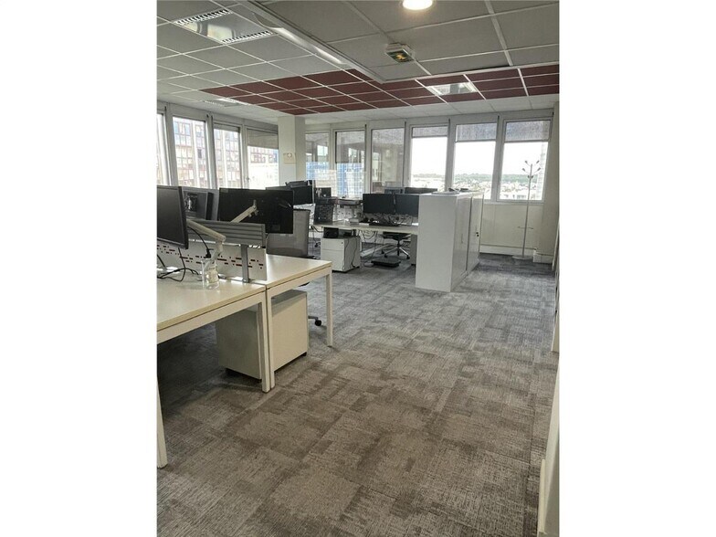 Office in Fontenay-sous-Bois for lease - Interior Photo - Image 2 of 10