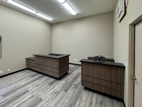 902 SE Textron Dr, Bend, OR for lease Interior Photo- Image 1 of 7