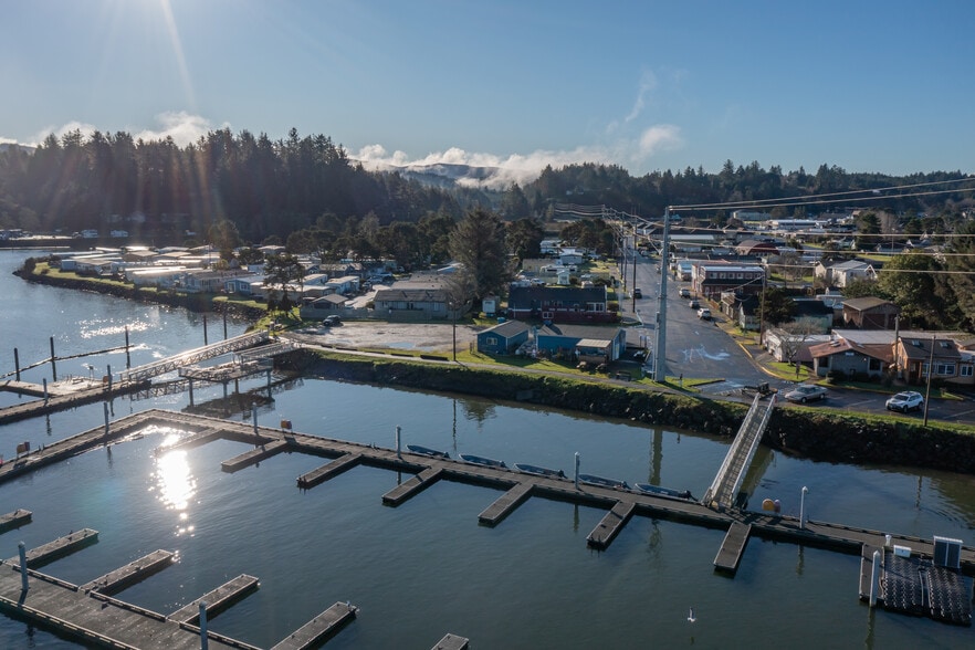 1185 NE Mill St, Waldport, OR à vendre - Photo du bâtiment - Image 3 de 28