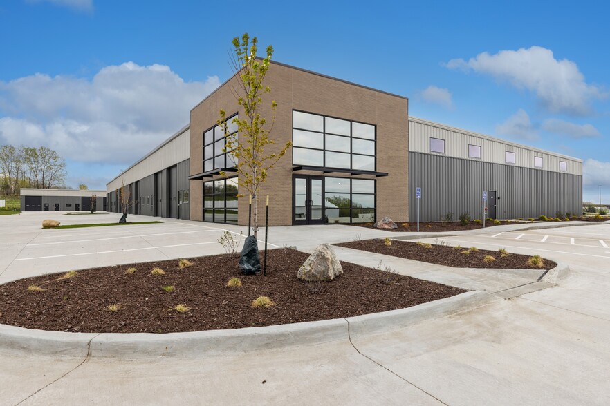 2826 Hyatt Cir, Ames, IA for lease - Building Photo - Image 1 of 9