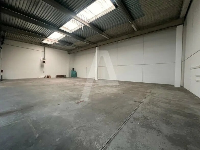Flex in Ivry-sur-Seine for lease - Interior Photo - Image 1 of 5