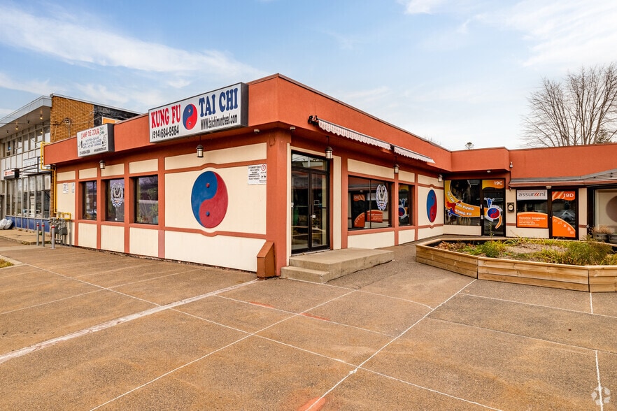 19 Rue Centre Commercial, Montréal, QC for lease - Building Photo - Image 2 of 23