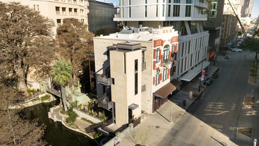 135 E Commerce St, San Antonio, TX for sale - Building Photo - Image 2 of 8