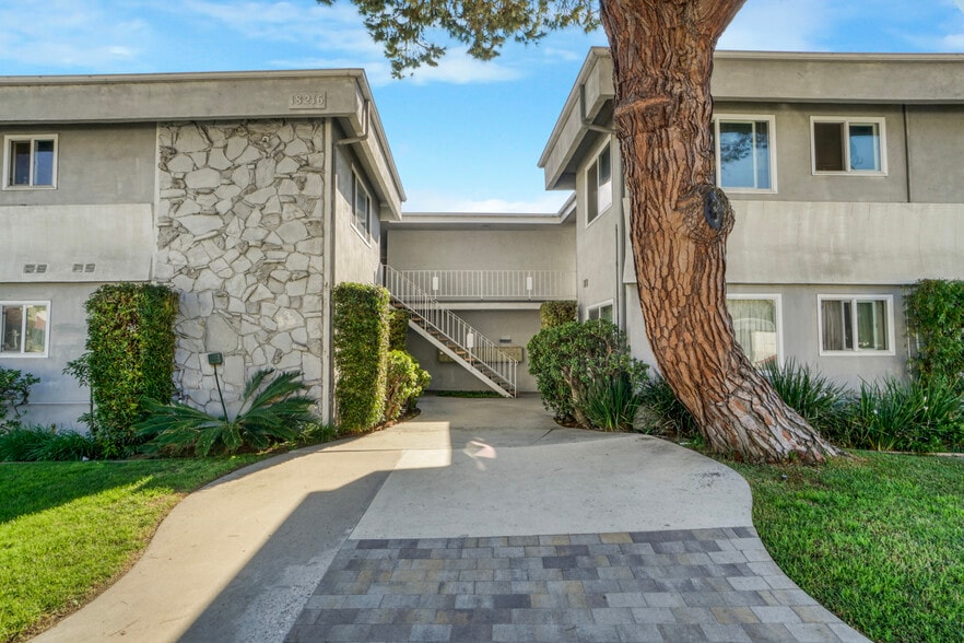 18216 Kingsdale Ave, Redondo Beach, CA à vendre - Photo du bâtiment - Image 2 de 18