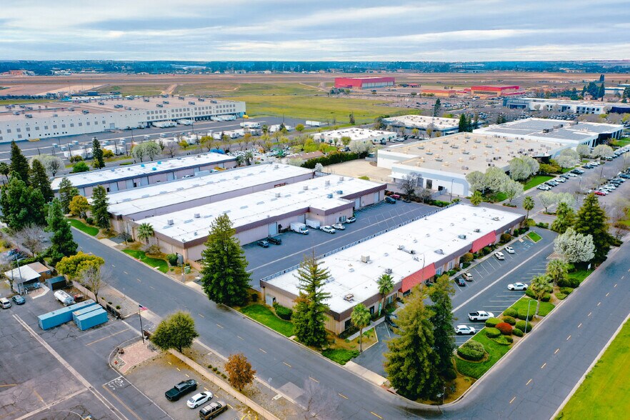 105 W Dakota Ave, Clovis, CA à louer - Photo du bâtiment - Image 3 de 7