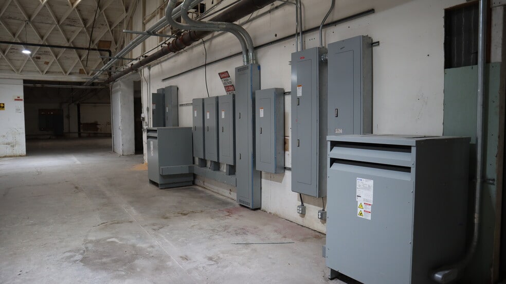 8001 Beach St, Los Angeles, CA for sale - Interior Photo - Image 3 of 14