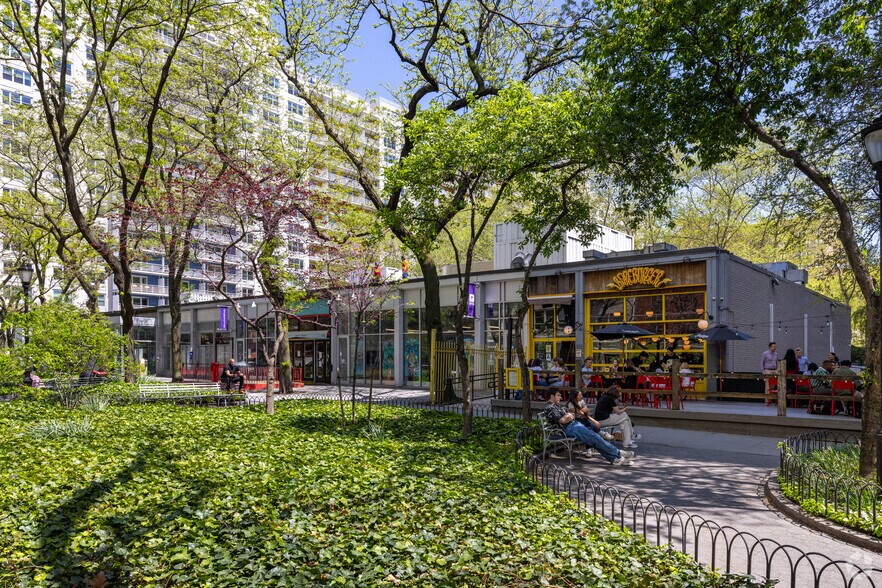 535-555 La Guardia Pl, New York, NY à louer - Photo du bâtiment - Image 2 de 5