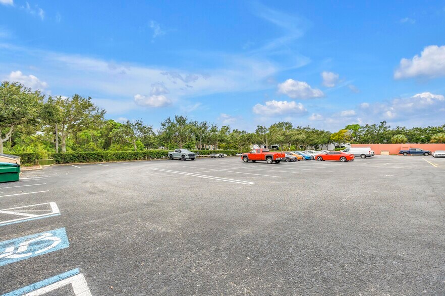 1780 102nd Ave N, Saint Petersburg, FL à louer - Photo du bâtiment - Image 3 de 11