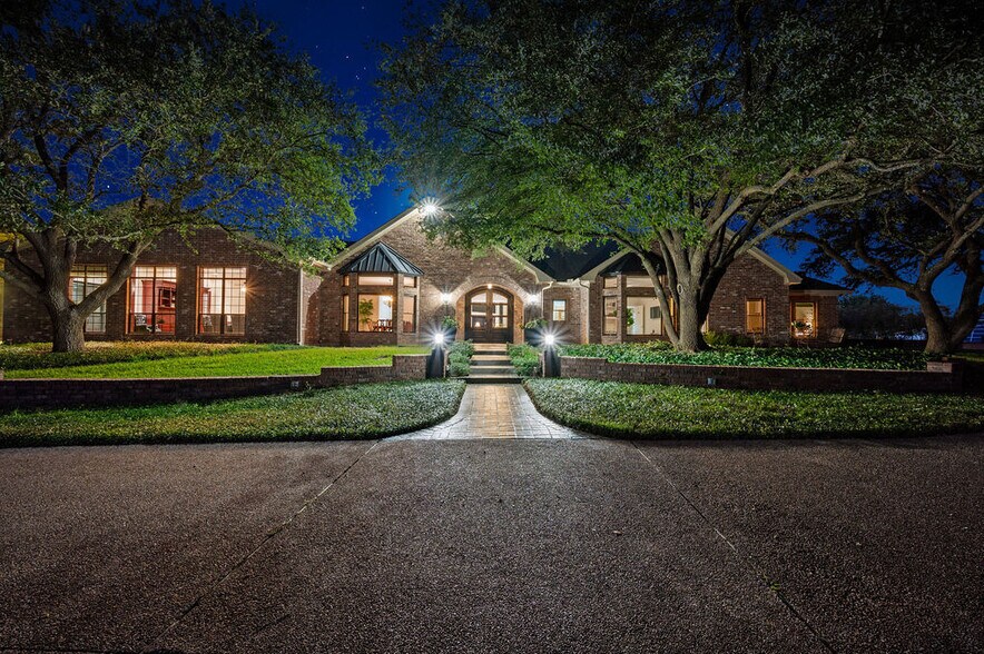 2313 Country Spring Rd, Lorena, TX à vendre - Photo du bâtiment - Image 1 de 40