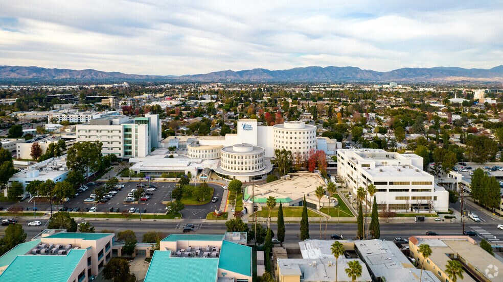 6815 Noble Ave, Van Nuys, CA à louer - Aérien - Image 3 de 5