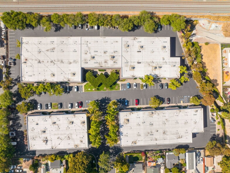 42285 Osgood Rd, Fremont, CA à louer - Photo du bâtiment - Image 2 de 6