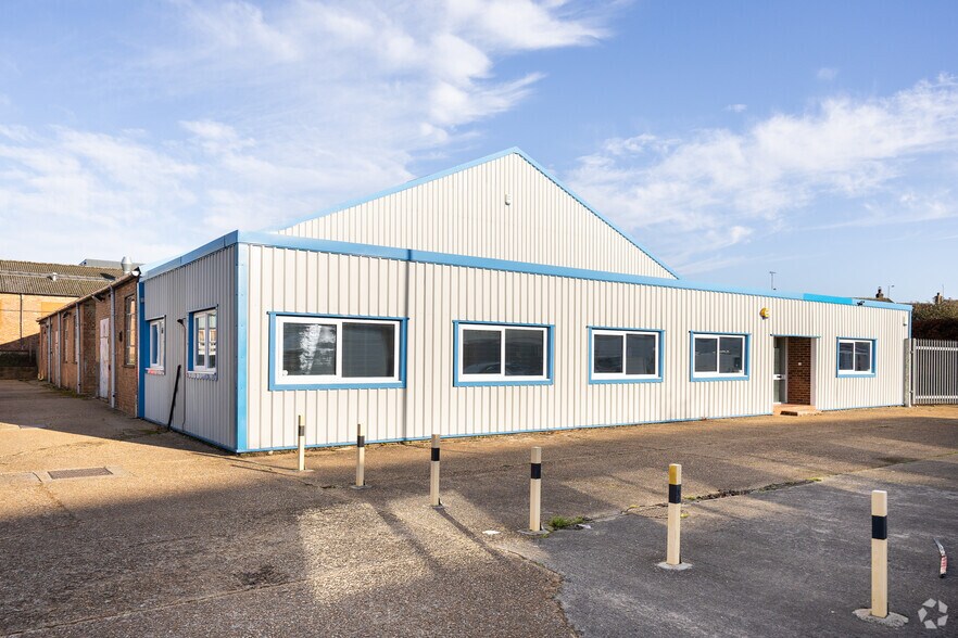 64 Victoria Rd, Burgess Hill à louer - Photo du bâtiment - Image 2 de 2
