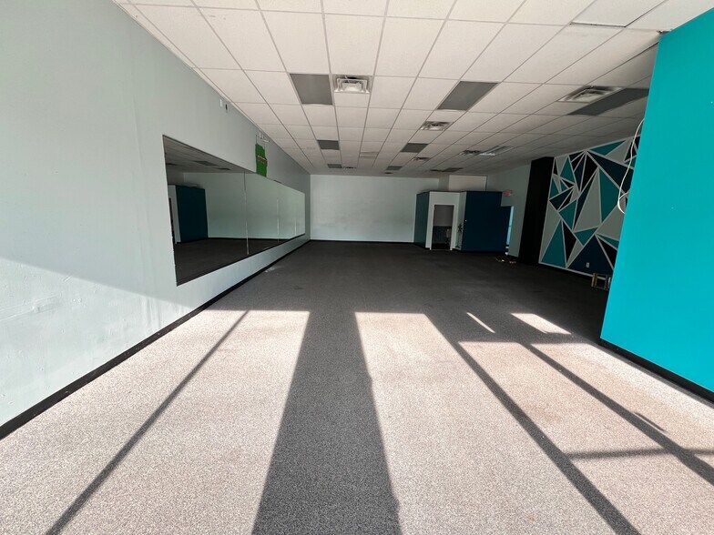 2155 Jericho Tpke, Commack, NY à louer - Photo du bâtiment - Image 3 de 10