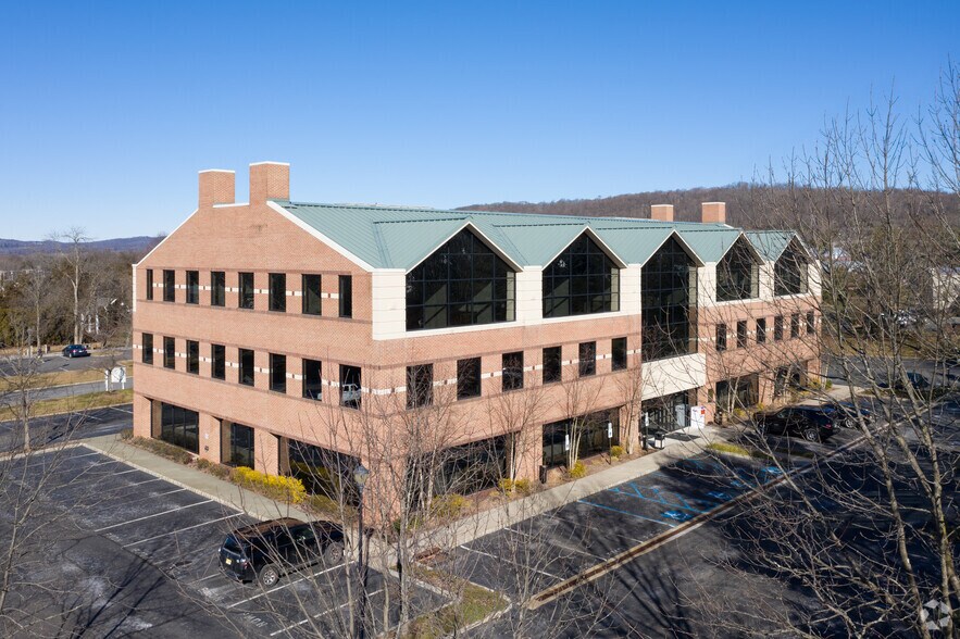 1 Pluckemin Way, Bedminster, NJ à louer - Photo du bâtiment - Image 2 de 11