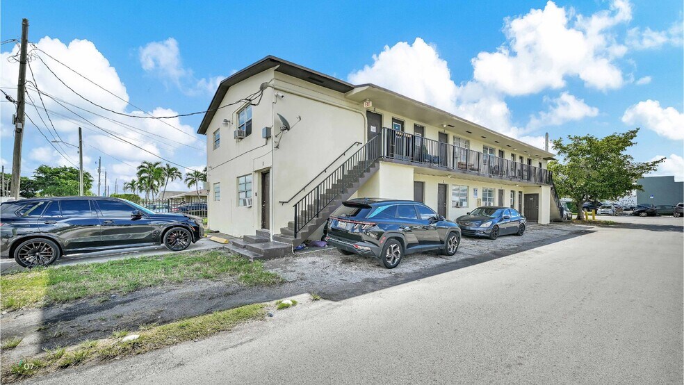 324 NW 3rd St, Hallandale Beach, FL à vendre - Photo du bâtiment - Image 2 de 4