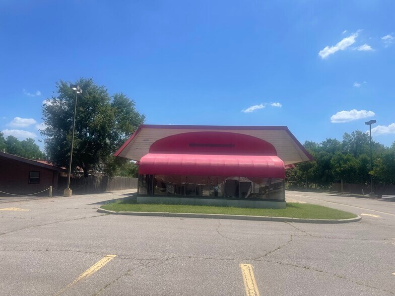 8 E Main St, Yukon, OK for lease - Building Photo - Image 2 of 7