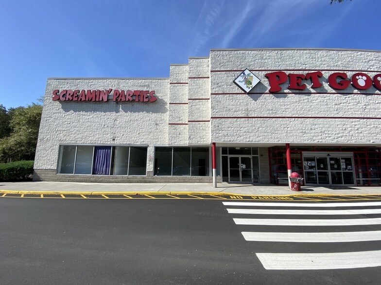 651 State Route 17 S, Paramus, NJ à louer - Photo du bâtiment - Image 2 de 13