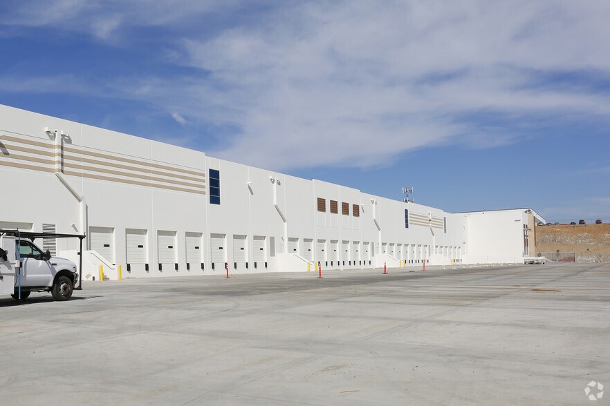 2553 Sampson Ave, Corona, CA à louer - Photo du bâtiment - Image 2 de 19