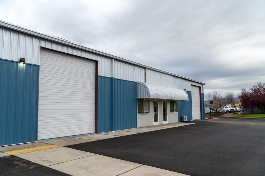 5680 Crater Lake Ave, Central Point, OR for lease - Building Photo - Image 1 of 8