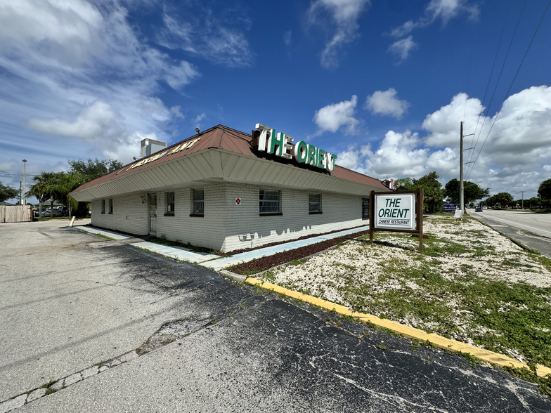 304 Del Prado Blvd, Cape Coral, FL for lease - Primary Photo - Image 1 of 2