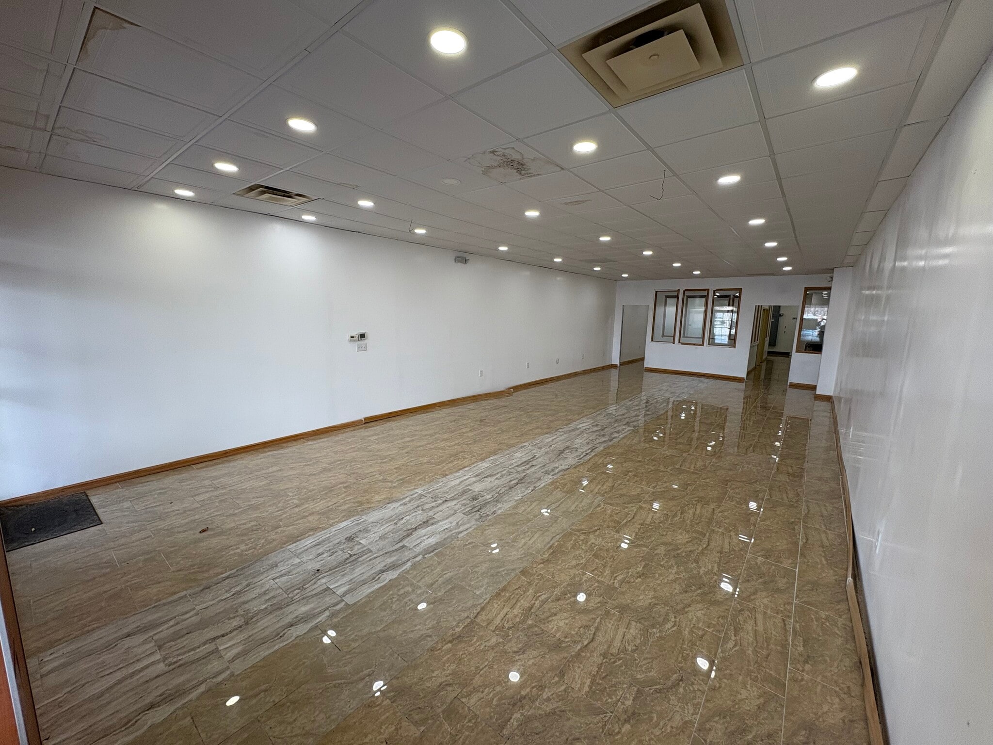 10239 Brookpark Rd, Parma, OH à louer Photo intérieure- Image 1 de 12