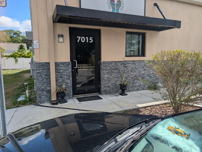 7015 N Manhattan Ave, Tampa, FL à louer - Photo du bâtiment - Image 2 de 11