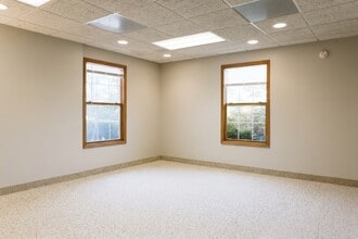 37899 W 12 Mile Rd, Farmington Hills, MI à louer Photo intérieure- Image 1 de 8