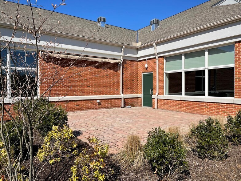 3939 West Dr, Center Valley, PA à louer - Photo du bâtiment - Image 2 de 37