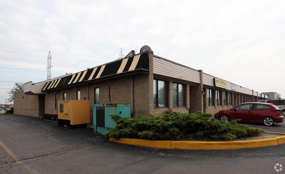 557 Dixon Rd, Toronto, ON à vendre - Photo du bâtiment - Image 3 de 3