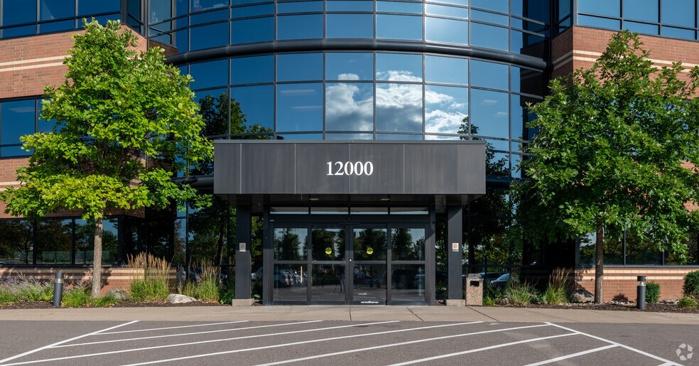 12000 Elm Creek Blvd, Maple Grove, MN à louer - Photo du bâtiment - Image 3 de 13