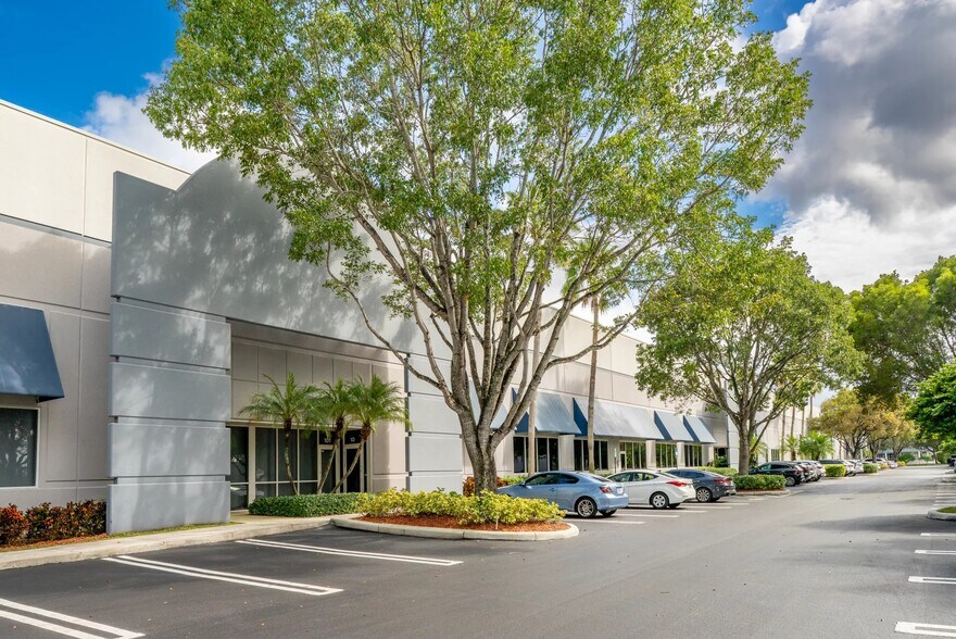 10000 NW 17th St, Miami, FL for lease - Building Photo - Image 2 of 9