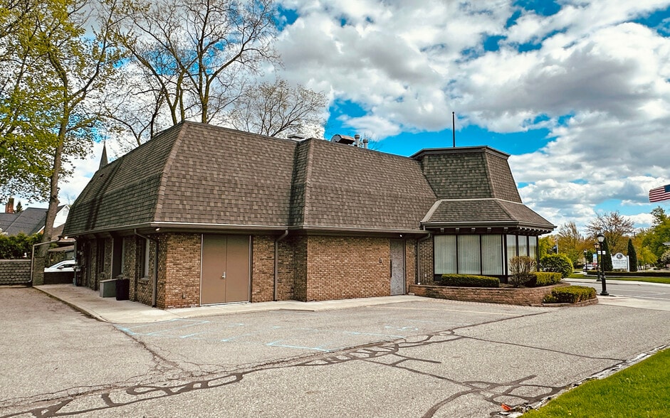 33604 Grand River Ave, Farmington, MI à vendre - Photo du bâtiment - Image 2 de 37