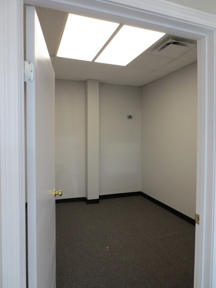 9804-9840 47th Ave NW, Edmonton, AB à louer - Photo du bâtiment - Image 2 de 4