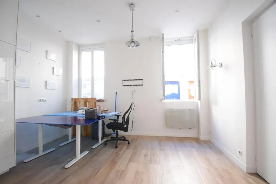 Immeuble residentiel dans Paris à vendre - Photo intérieure - Image 1 de 8