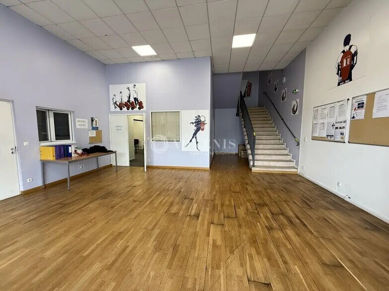 Flex in Noisiel for lease - Interior Photo - Image 2 of 12