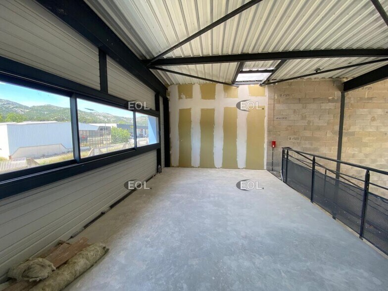 Flex in Roquevaire for lease - Interior Photo - Image 3 of 5